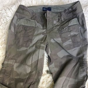 AE Women’s cargo Pant SZ 2